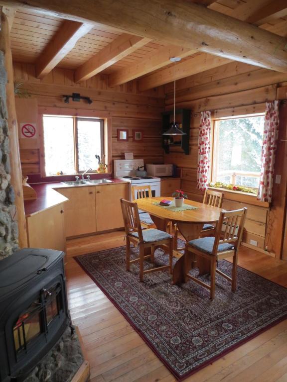 Blaeberry Mountain Lodge Golden Room photo