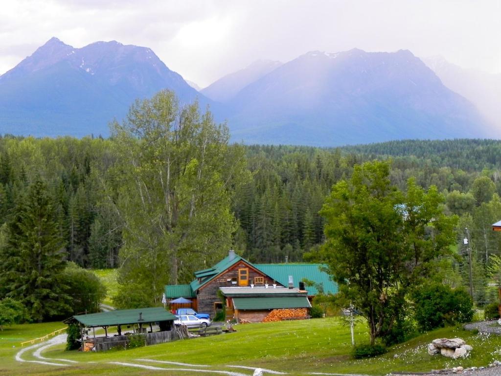 Blaeberry Mountain Lodge Golden Exterior photo